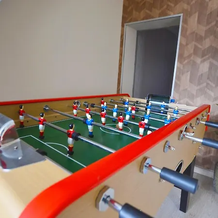 Capstay Cosy Centre 2 Babyfoot & Netflix *